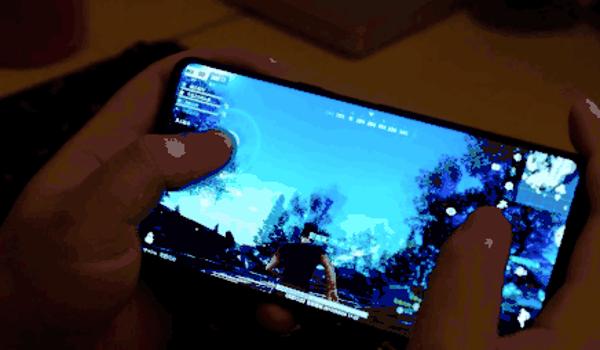 手机吃鸡开挂动图（如何辨别手机吃鸡外挂）